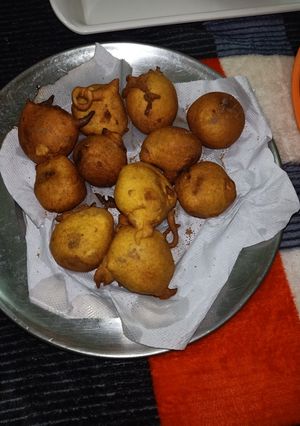 A picture of Aloo bonda.