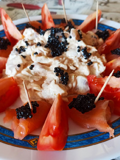 Una foto de Ensalada de gambas, surimi, salmón y tomate