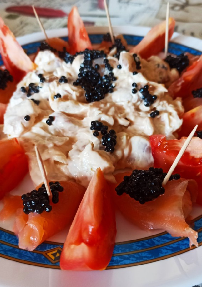 Una foto de Ensalada de gambas, surimi, salmón y tomate