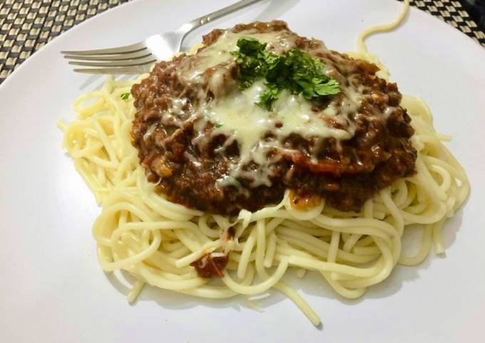 Spaghetti Bolognese (Italian Red Sauce spaghetti)