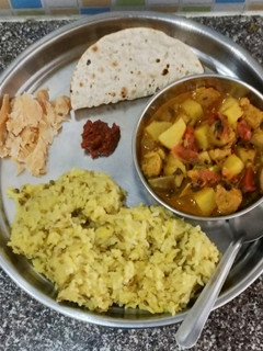 ખિચડી અને મિક્સ શાક (Khichdi Mix Shak Recipe In Gujarati) રેસીપી મુખ્ય ફોટો
