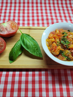Una foto de Salsa de tomate y albahaca