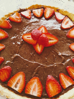 Una foto de Tarta de crema de chocolate con fresas🥧🍓