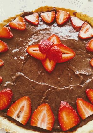 Una foto de Tarta de crema de chocolate con fresas🥧🍓