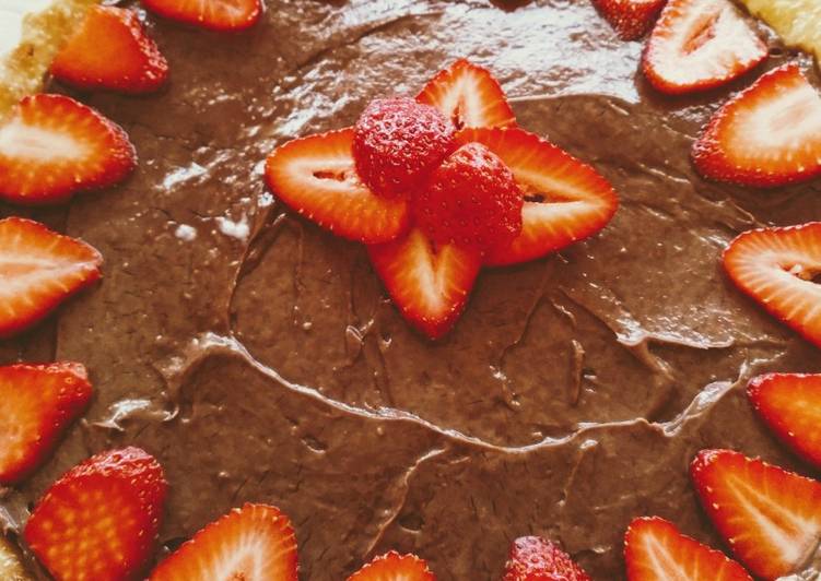 Tarta de crema de chocolate con fresas🥧🍓