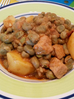 Una foto de Habas con carne