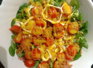 Una foto de Ensalada de Canónigos y Espinacas con Queso Brie y Bacon