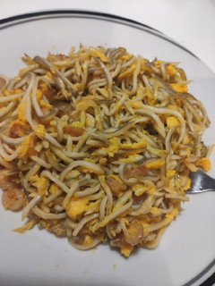 Una foto de Gulas al ajillo con gambas y huevo 🍳