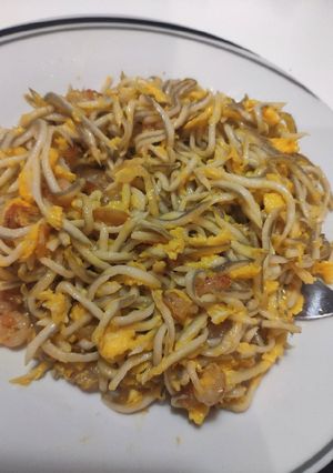Una foto de Gulas al ajillo con gambas y huevo 🍳
