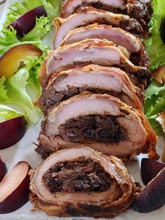 Baconbe tekert sült karaj, aszalt gyümölcsös, szilvalekváros töltelékkel recept fotója