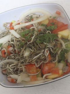 Una foto de Ensalada templada de gulas y surimi