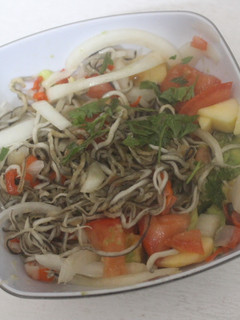 Una foto de Ensalada templada de gulas y surimi