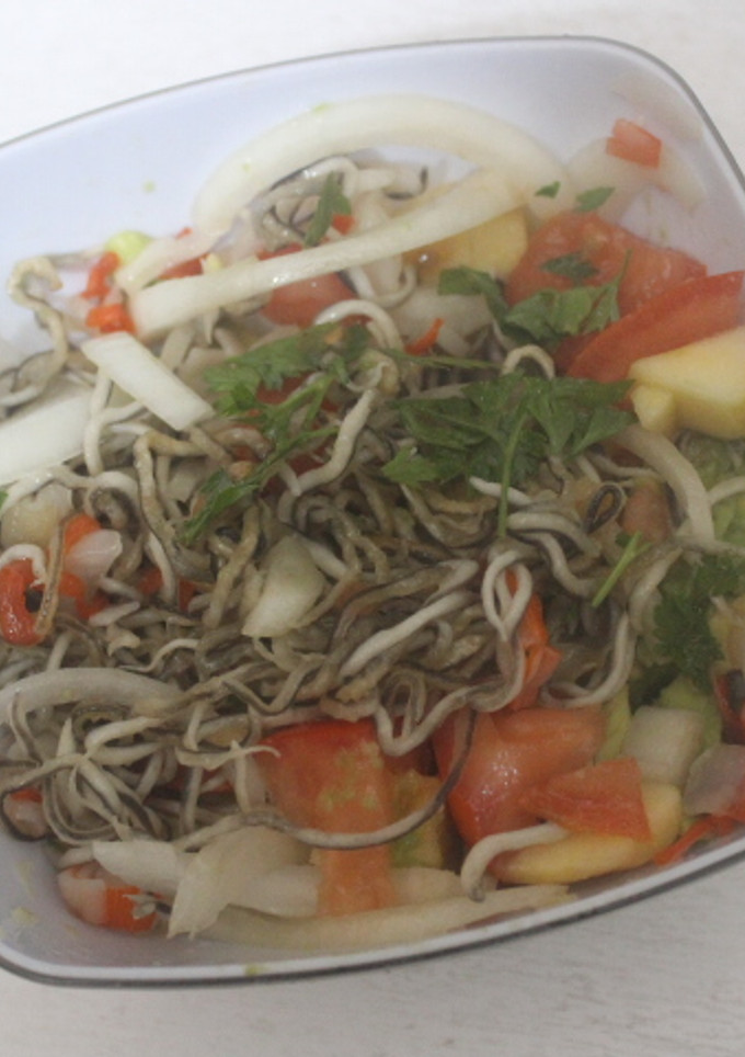 Una foto de Ensalada templada de gulas y surimi
