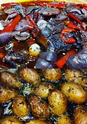Una foto de Cerdo al Malbec con papas doradas en finas hierbas