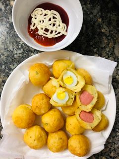 Hình của món Khoai tây bọc xúc xích/trứng cút chiên.