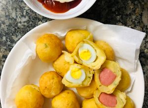 Hình của món Khoai tây bọc xúc xích/trứng cút chiên.