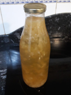 Una foto de Bebida de limón, menta y mantequilla de aloe vera y miel
