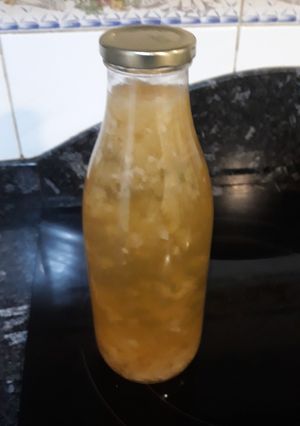 Una foto de Bebida de limón, menta y mantequilla de aloe vera y miel