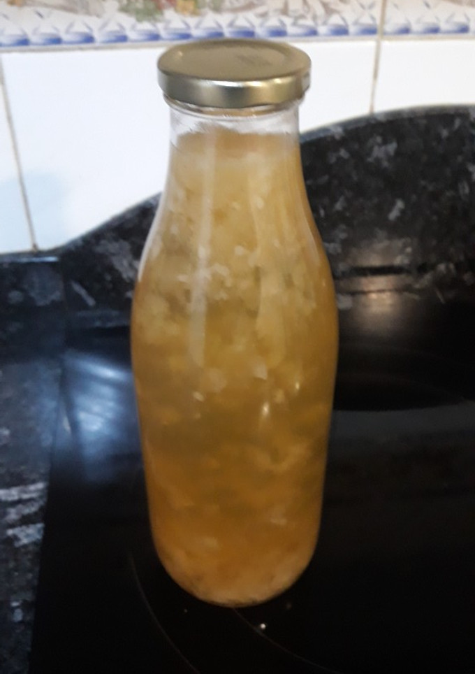 Una foto de Bebida de limón, menta y mantequilla de aloe vera y miel