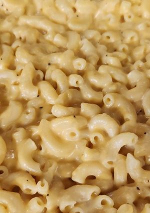 A picture of Mac and cheese sauce.
