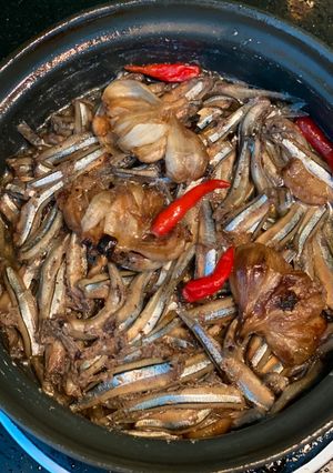 Hình của món Cá cơm săn kho keo.