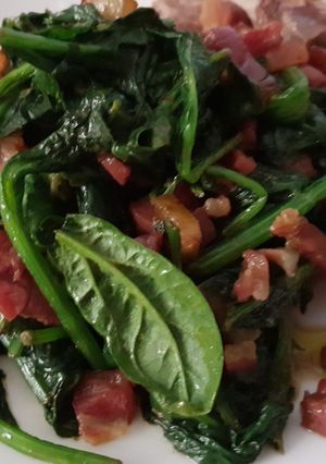 Una foto de Espinacas con patatas y jamón