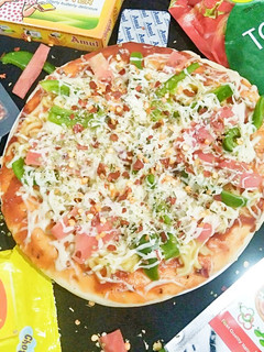 ચીઝ મેગી પીઝા (Cheese Maggi Pizza Recipe In Gujarati) રેસીપી મુખ્ય ફોટો