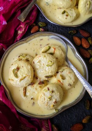 A picture of Rasmalai.