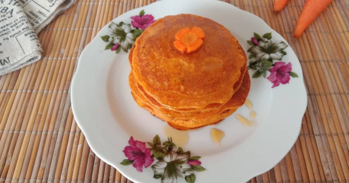 Pancake wortel yang lembut dan manis, disajikan dengan topping madu dan buah segar