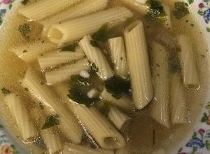 Una foto de Sopa de pasta con perejil