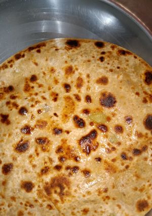 पराठा स्टफ्ड विथ ग्रीन बनाना (Paratha stuffed with green banana recipe in Hindi) रेसिपी मुख्य फोटो