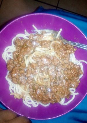 A picture of Spaghetti and mince.