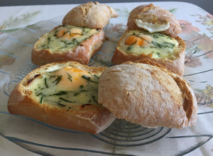 Foto de Pão recheado no forno com fiambre e ovo