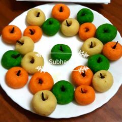 A picture of Cashew apples(tricoloured).