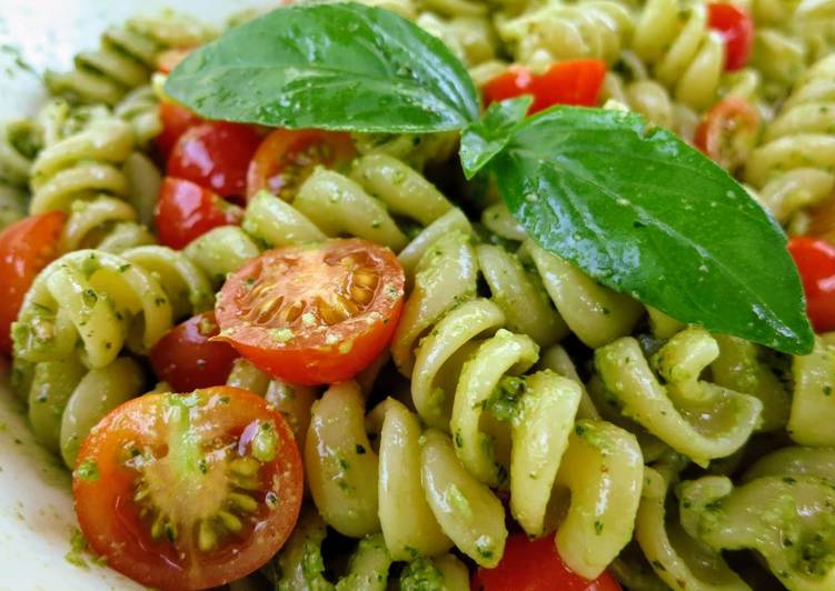 How to Prepare Quick Basil Walnut Pesto