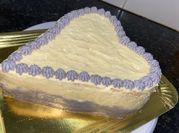 Una foto de merengue suizo con chantilly