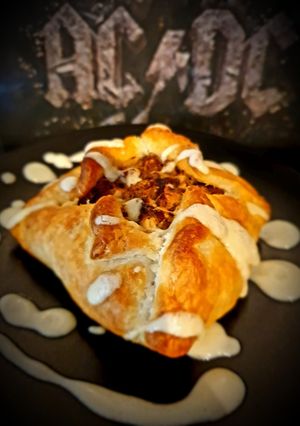 Une photo de Feuilletés forestiers au poulet, comté et cèpes, sauce crémée au vin du Jura