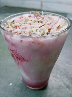 રોઝ & નટ્સ લસ્સી (Rose And Nuts Lassi Recipe In Gujarati) રેસીપી મુખ્ય ફોટો
