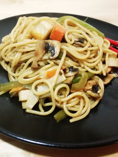 Una foto de Noodles con verduras
