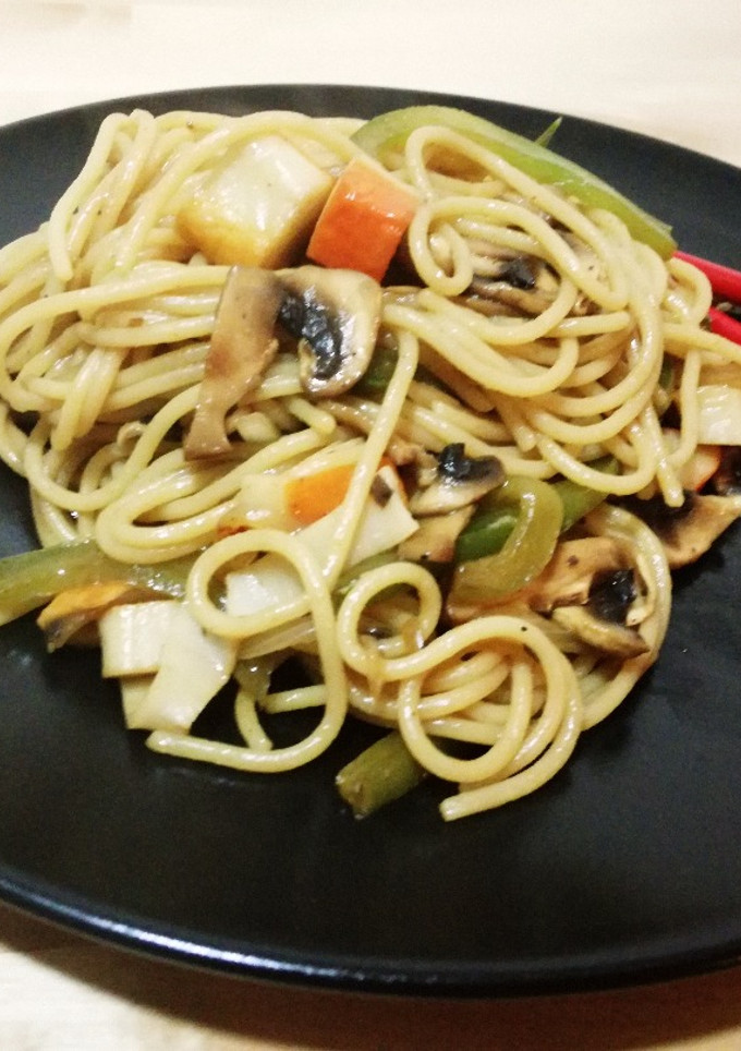 Una foto de Noodles con verduras