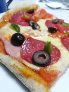 Una foto de Pizza con masa de harina integral y blanca