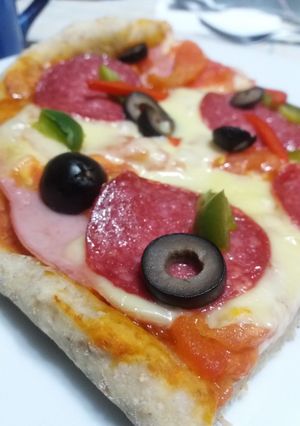 Una foto de Pizza con masa de harina integral y blanca