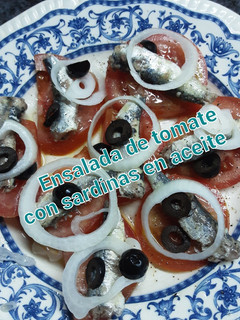 Una foto de Ensalada de 🍅 tomate con sardinas🐟 en aceite