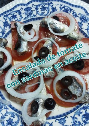 Una foto de Ensalada de 🍅 tomate con sardinas🐟 en aceite