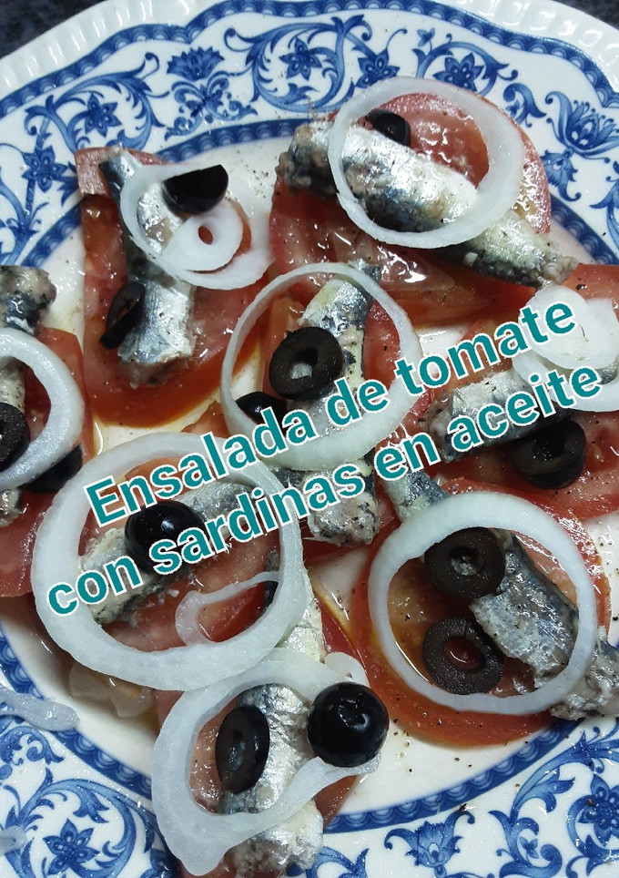 Una foto de Ensalada de 🍅 tomate con sardinas🐟 en aceite