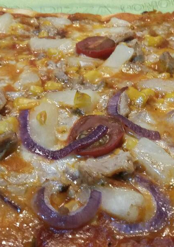 Una foto de Pizza con atún y piña