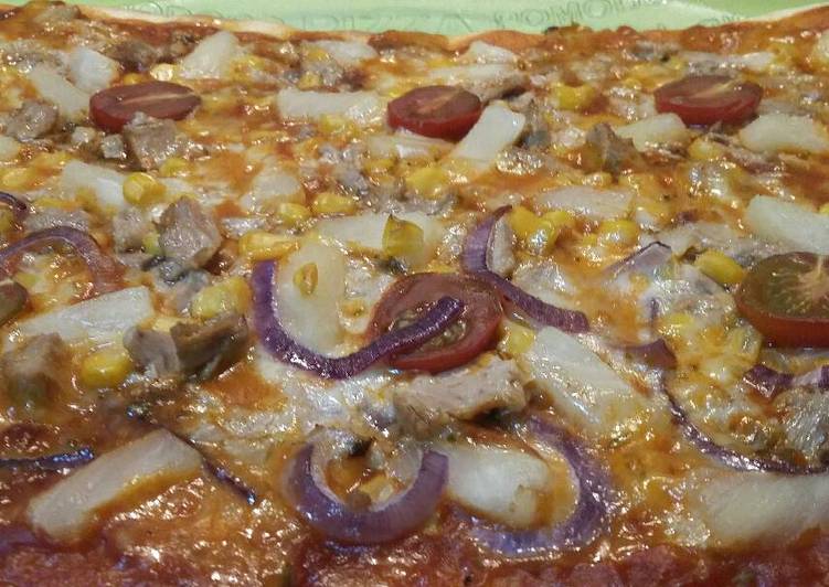 Pizza con atún y piña