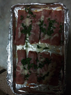 Una foto de Rollitos de jamón cocido con beicon y mozzarella