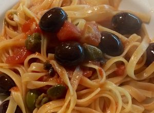 Una foto de Tagliatelle alla puttanesca