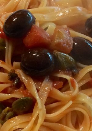 Una foto de Tagliatelle alla puttanesca